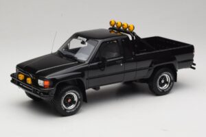 Toyota Hilux N60 SR5 Back to the Future II Glanzend Zwart Otto 1:18 OT481 Hars