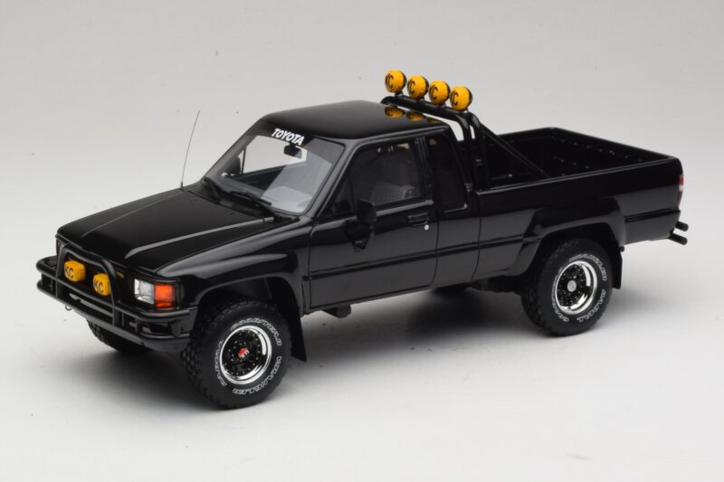Toyota Hilux N60 SR5 Back to the Future II Glanzend Zwart Otto 1:18 OT481 Hars