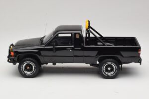 Toyota Hilux N60 SR5 Back to the Future II Glanzend Zwart Otto 1:18 OT481 Hars — afbeelding 3 van 6