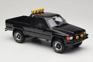 Toyota Hilux N60 SR5 Back to the Future II Glanzend Zwart Otto 1:18 OT481 Hars — afbeelding 4 van 6