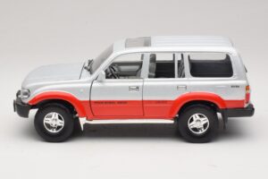 Toyota Land Cruiser J80 Zilver Rood Road Legends 1:18 92098 Metaal — afbeelding 4 van 8