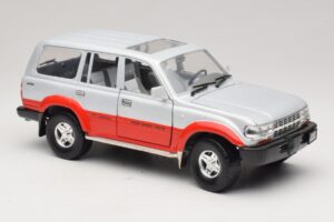 Toyota Land Cruiser J80 Zilver Rood Road Legends 1:18 92098 Metaal — afbeelding 6 van 8