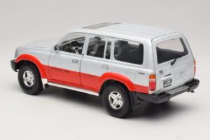Toyota Land Cruiser J80 Zilver Rood Road Legends 1:18 92098 Metaal — afbeelding 7 van 8