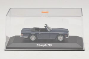 Triumph TR6 Donkerblauw Maxichamps 1:43 940132570 Metaal — afbeelding 4 van 5
