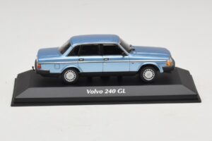 Volvo 240 GL Blue Metallic Maxichamps 1:43 940171400 Metaal