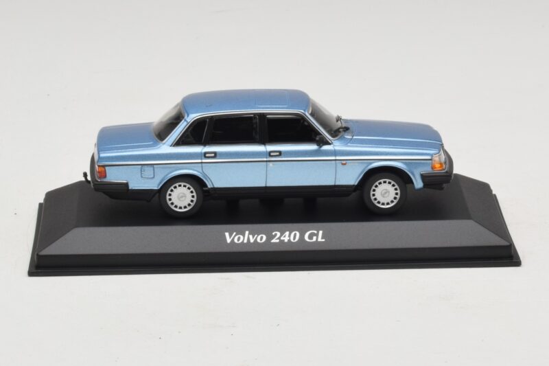 Volvo 240 GL Blue Metallic Maxichamps 1:43 940171400 Metaal