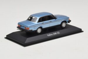 Volvo 240 GL Blue Metallic Maxichamps 1:43 940171400 Metaal — afbeelding 2 van 5