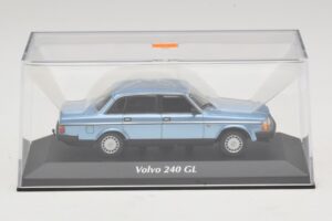 Volvo 240 GL Blue Metallic Maxichamps 1:43 940171400 Metaal — afbeelding 4 van 5