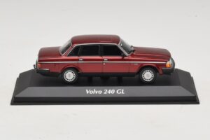 Volvo 240 GL Dark Red Metallic Maxichamps 1:43 940171401 Metaal