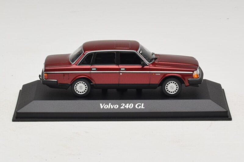Volvo 240 GL Dark Red Metallic Maxichamps 1:43 940171401 Metaal