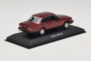 Volvo 240 GL Dark Red Metallic Maxichamps 1:43 940171401 Metaal — afbeelding 2 van 5