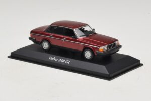 Volvo 240 GL Dark Red Metallic Maxichamps 1:43 940171401 Metaal — afbeelding 3 van 5