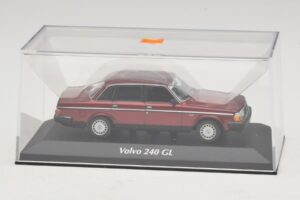 Volvo 240 GL Dark Red Metallic Maxichamps 1:43 940171401 Metaal — afbeelding 4 van 5