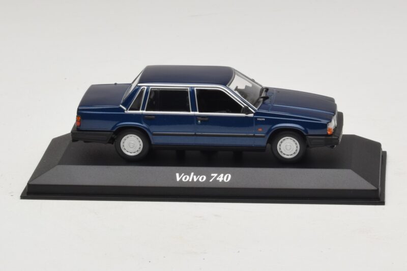 Volvo 740 Dark Blue Metallic Maxichamps 1:43 940171701 Metaal